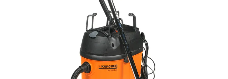 Oranger und schwarzer Staubsauger mit Schlauch und Düse.